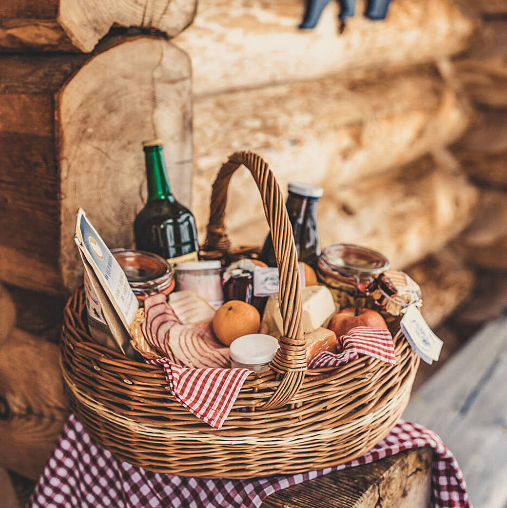 Liebevoll vorbereiteter Frühstückskorb mit regionalen Produkten
